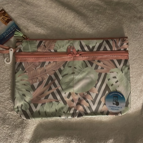 New Water Resistance Beach Case w/touchscreen pockets! Hold wet suit and phone - Picture 3 of 13